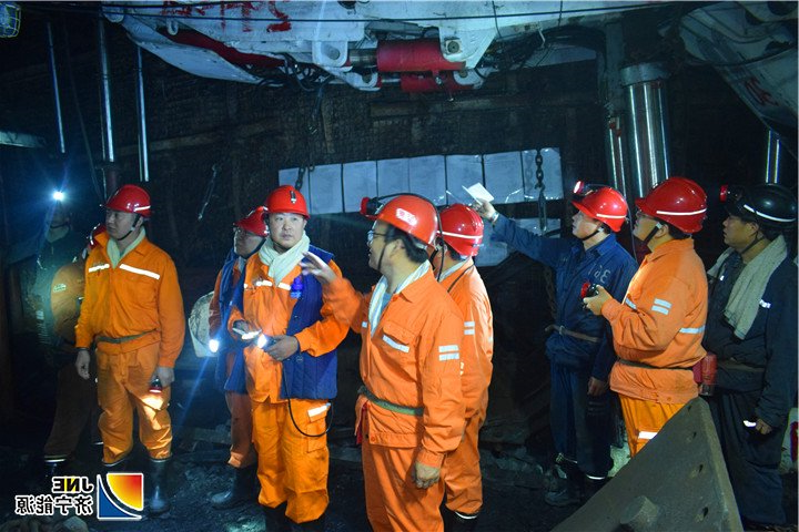 1543453244442538.jpg 图一:2018年11月27日,马金平到运河煤矿督导检查工作(黄跃).jpg