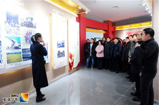 集团公司组织人员参观济宁市庆祝改革开放40周年图片展