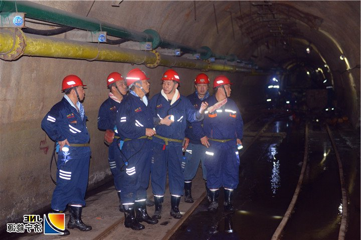 1556071114138803.jpg 2019年4月23日,张广宇总经理到霄云煤矿检查指导工作(摄影:范栋)1.jpg