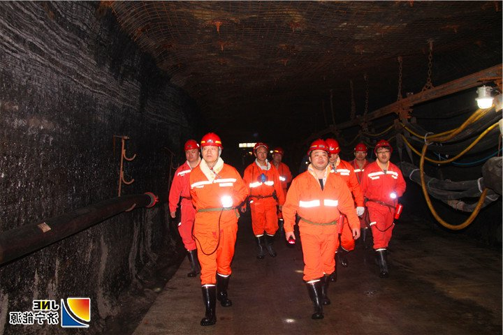 1557368903753314.jpg 2019年5月1日,榆林市煤监局局长李建文节日期间到朱家峁煤矿检查工作(伍国辉摄).jpg