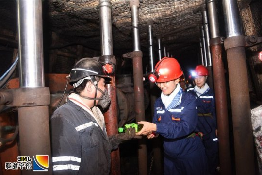 金桥煤矿女工、矿嫂下井看矿山新变化