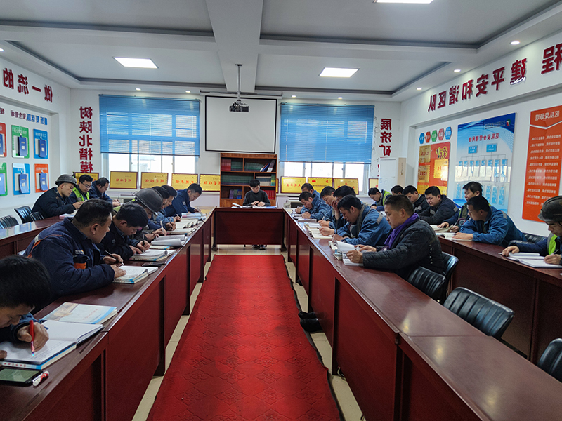 1638932157797932.jpg 2021年12月7日朱家峁煤矿以案示警 以案明纪 以案为鉴持续推进安全管理工作向纵深发展(董兴科摄).jpg