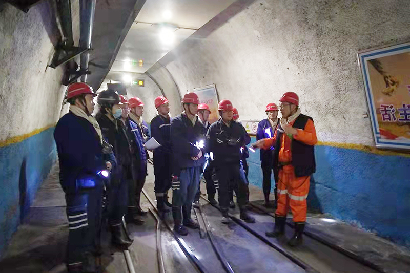 1644802399462208.jpg 2022年2月12日,运河煤矿召开井下安全生产标准化现场推进会(蒋正田).jpg