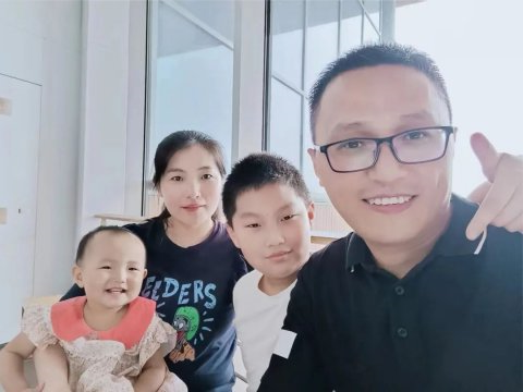 瓢泼大雨中，济宁能源一职工用爱为孩子照亮回家路