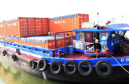 【山东新闻联播】大运河进入“忙年时间”！济宁内河集装箱满载“年货”通江达海