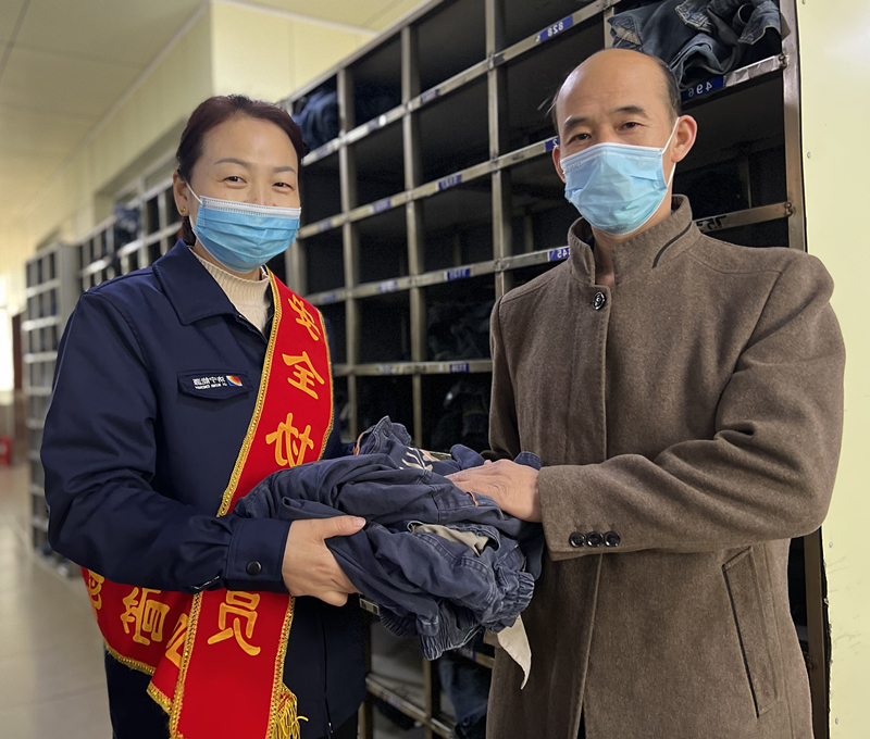 1681454080677822.jpg 2023年3月,女工协管为职工缝补衣服。(地点:义桥煤矿,拍摄:梁益庆)_副本.jpg