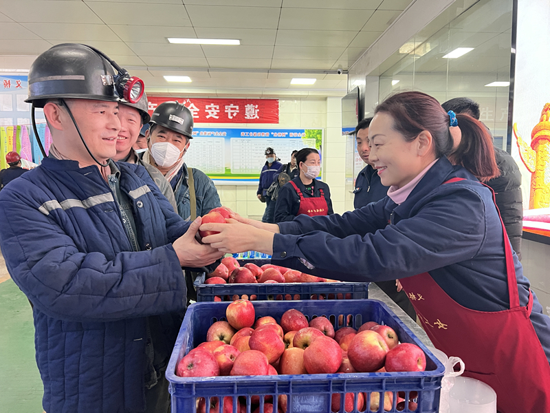 1681454190377803.jpg 2023年2月,义桥煤矿女工协管员为下井职工送平安果。(地点:义桥煤矿,拍摄:梁益庆)_副本.jpg