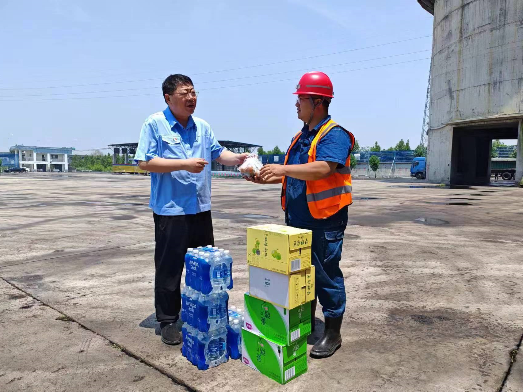 端午“凉”策 点燃职工工作热情----安居煤矿副书记李大路走进煤场开展夏送清凉活动.jpg