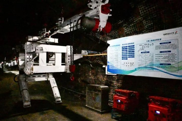 金桥煤矿自主研发行业首套井下单元支架搬运机器人并正式运行